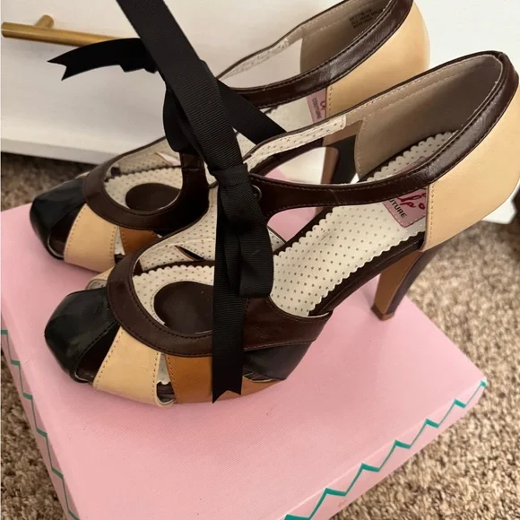 Pinup Couture Black and Tan Heels - Picture 3 of 9